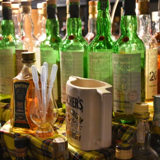 Am Messestand von Jens Fahr sind diverse Whisky-Rariäten auch von Wilson und Morgan aufgebaut.