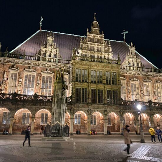Das von der UNESCO als Welterbe benannte, beleuchtete Renaissance-Rathaus von Bremen.