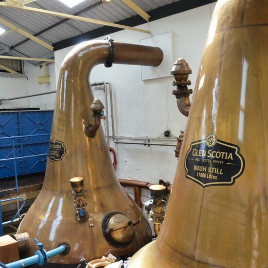 Kupferbrennblasen der Glen Scotia Distillery in Campbeltown