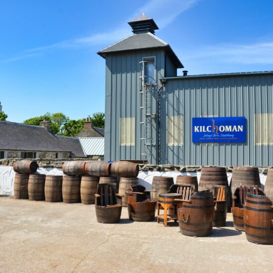 Außenaufnahme des Hofes der Klichoman Distillery mit Produktionshalle.