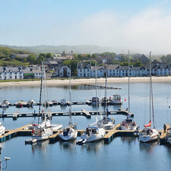 Über dem Hafenbecken von Port Ellen auf Islay hebt sich der Morgennebel.