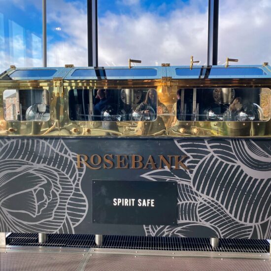 Der Spirit Safe der Rosebank Whiskydestillerie zeigt das neue Design mit Rose.