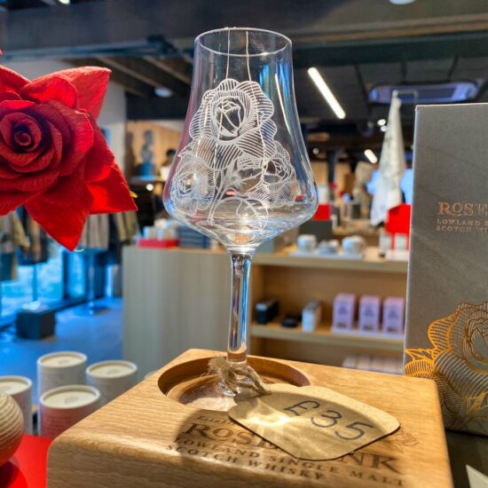 Das Whisky-Nosingglas der Rosebank Distillery zeigt das Firmenlogo mit Rose.